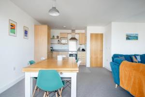 Spacious Flat Sea Views & Private Parking Fistral
