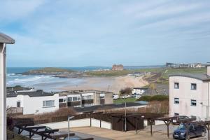 Spacious Flat Sea Views & Private Parking Fistral