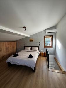 Johnny Apartment