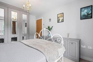 Modern Townhouse in Penryn with Private Parking