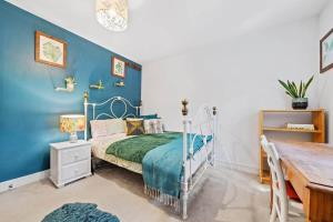 Modern Townhouse in Penryn with Private Parking