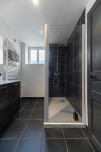 Appartements Le Charlot - Appartement design avec parking et terrasse : photos des chambres
