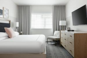 King Room room in Kimpton Surfcomber Hotel an IHG Hotel