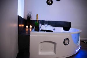 Appartements Suite Romantique Jacuzzi : photos des chambres