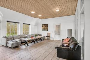 Fantastic Holiday Home With Pool And Spa For 20 People