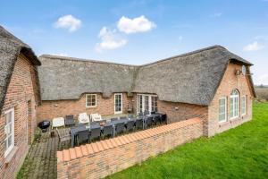 Fantastic Holiday Home With Pool And Spa For 20 People