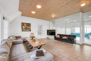 Fantastic Holiday Home With Pool And Spa For 20 People