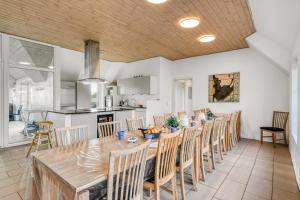 Fantastic Holiday Home With Pool And Spa For 20 People