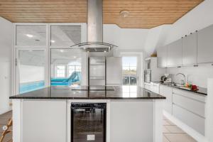 Fantastic Holiday Home With Pool And Spa For 20 People