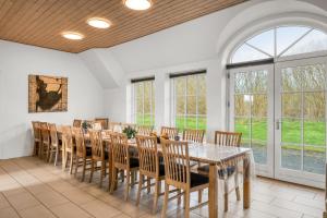 Fantastic Holiday Home With Pool And Spa For 20 People