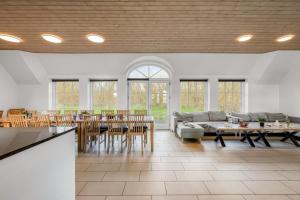 Fantastic Holiday Home With Pool And Spa For 20 People