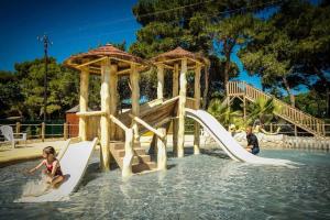 Campings Camping 4 etoiles - Parc aquatique - eeifae : photos des chambres