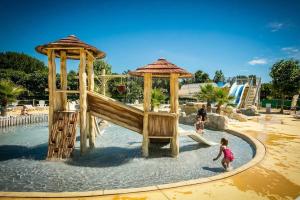 Campings Camping 4 etoiles - Parc aquatique - eeifae : photos des chambres