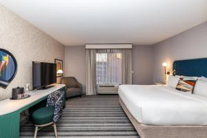 Standard King Room - Communications Accessible room in Holiday Inn Hotel & Suites Cincinnati Downtown an IHG Hotel
