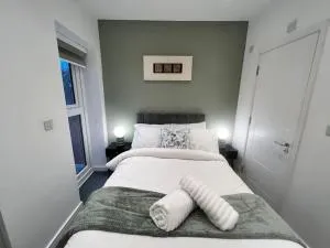 Spacious 3 Bed Apt in N3, Near Alexandra Palace - 亨顿