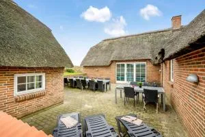 Large Holiday Home For 20 People With Large Pool, Hot Tub For 7 People And Activity Room, - Halkær