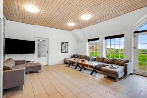 Large Holiday Home For 20 People With Large Pool, Hot Tub For 7 People And Activity Room