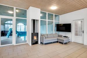 Large Holiday Home For 20 People With Large Pool, Hot Tub For 7 People And Activity Room