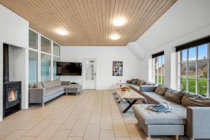 Large Holiday Home For 20 People With Large Pool, Hot Tub For 7 People And Activity Room