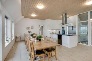 Large Holiday Home For 20 People With Large Pool, Hot Tub For 7 People And Activity Room