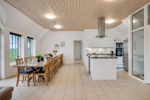 Large Holiday Home For 20 People With Large Pool, Hot Tub For 7 People And Activity Room