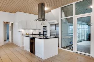 Large Holiday Home For 20 People With Large Pool, Hot Tub For 7 People And Activity Room