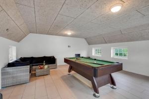 Large Holiday Home For 20 People With Large Pool, Hot Tub For 7 People And Activity Room