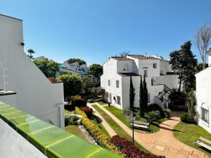 Lunamar beachfront with swimming pool, football, tennis, paddle and basketball courts - EaW Homes