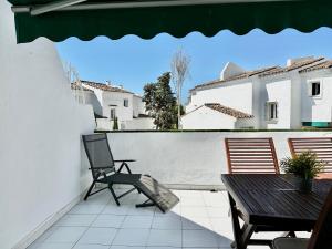 Lunamar beachfront with swimming pool, football, tennis, paddle and basketball courts - EaW Homes