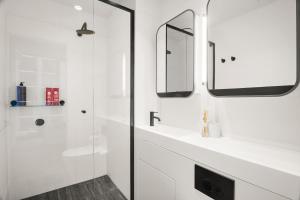 Luxury 2BR Apartment in Melb CBD with Pool and Gym