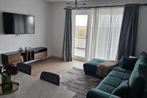 Spacious Riverside View, Class Park