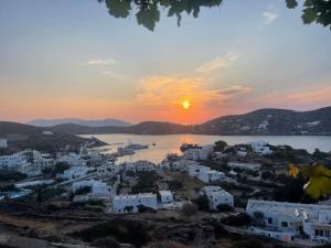 Villa surplombant le port dIos, Cyclades Grecques