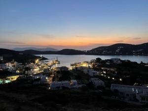 Villa surplombant le port dIos, Cyclades Grecques