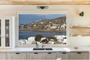 Villa surplombant le port dIos, Cyclades Grecques