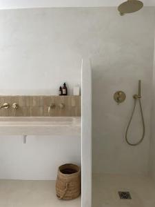 Villa surplombant le port dIos, Cyclades Grecques