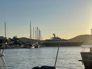 Villa surplombant le port dIos, Cyclades Grecques