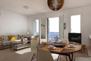 Sea & Sunset Balcony -Island House by Hostandros - 4hvězdičkové hotely ve městě Batsi