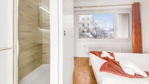 Maisons d'hotes HOMEY LA COLOC BRILLANT - Colocation haut de gamme de 3 chambres uniques et privees / Proche centre-ville et transports en commun / Balcons / Wifi gratuit : photos des chambres