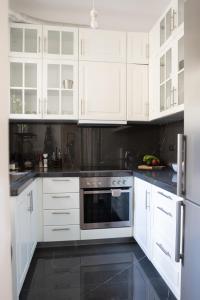 Spacious 2BR Apartment for up to 6 Guests near Acropolis Metro