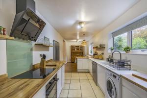 The Laurels - Wifi, Parking, 4 Bedrooms, Gatwick