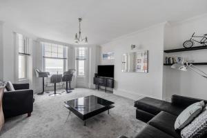 OCEAN VIEW by BOURNECOAST - Upper Ground Floor Flat with Sea Views - Opposite the Sandy Beaches - FM3441