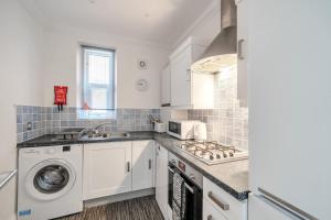 OCEAN VIEW by BOURNECOAST - Upper Ground Floor Flat with Sea Views - Opposite the Sandy Beaches - FM3441