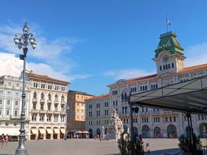 Centro Storico in Piazza Unità Moderno WiFi AC Casa Vacanze Trieste