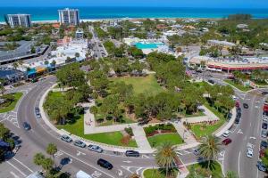 Longboat Key Beach House Beauty With Peek-a-views