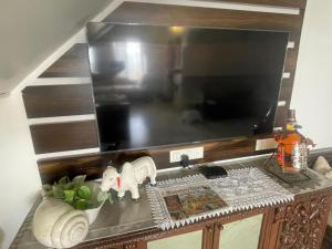 Cozy Private Room w private bath n skyline view