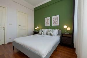 High-Ceiling Three-Bedroom Central Apartment