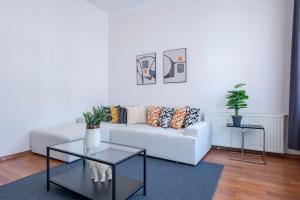 High-Ceiling Three-Bedroom Central Apartment