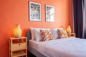 High-Ceiling Three-Bedroom Central Apartment