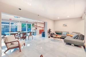 Ultimate Retreat 6BR & 3BA Villa near Beach