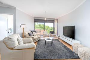 Modern and Homely 2BR Burke Crescent Apartment - Hosted by Canstay